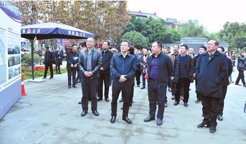 11月21日,县委书记阳运良(前排左二)带队考察郫都区战旗村乡村振兴