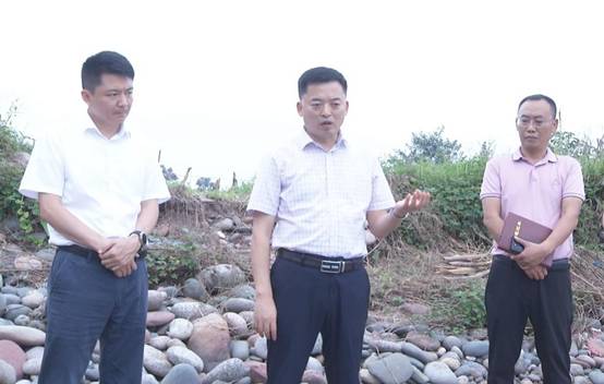 当前位置>首页>政务要闻>筑牢长江黄河上游生态屏障>正文 县委书记,县