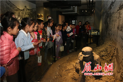 小学生到建川博物馆接受爱国主义教育 