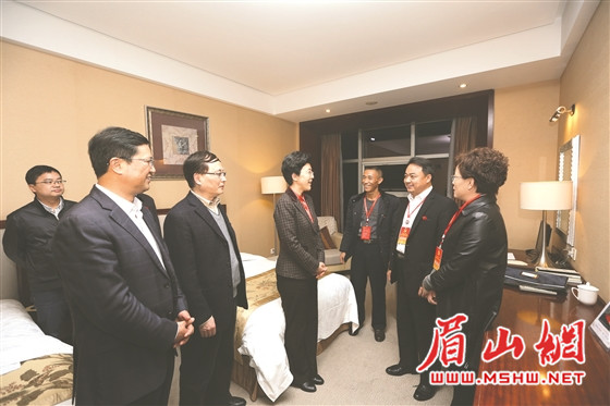 李静看望参加中国共产党眉山市第四次代表大会的代表