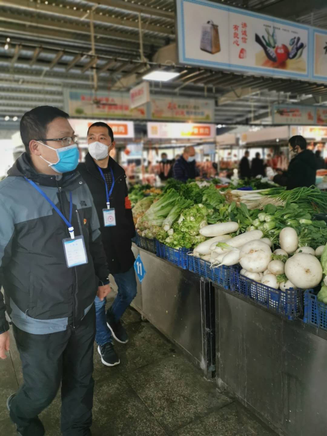 通惠街道政法委员张志红巡察所负责社区的农贸市场防控工作情况.jpg