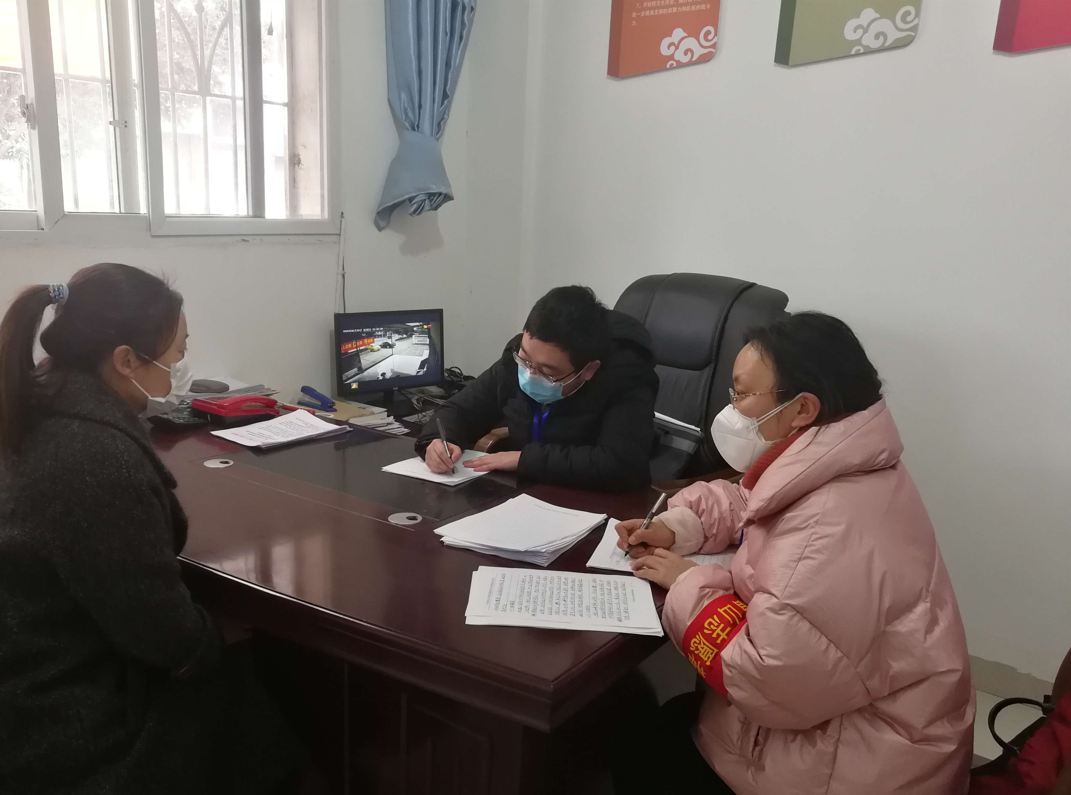 考察组深入社区向社区干部、网格员详细了解考察对象履职情况.jpg