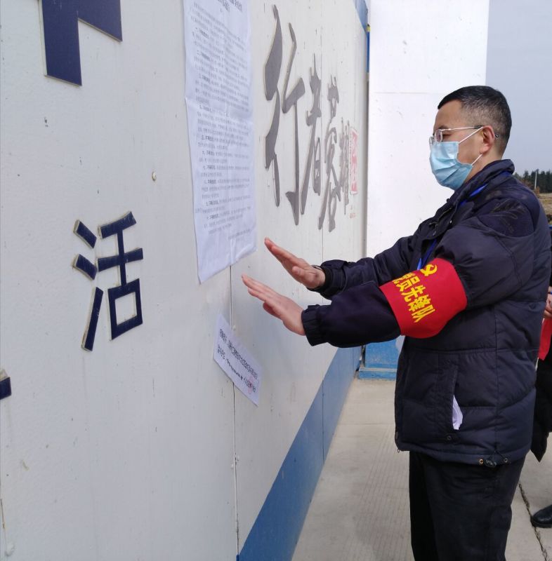 大石桥街道干部李超群张贴防疫通告和封条.jpg