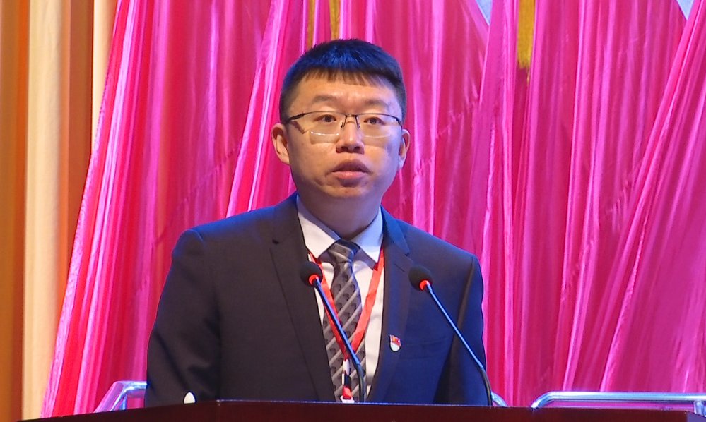青神县委副书记,县长刘今朝代表县人民政府作工作报告.