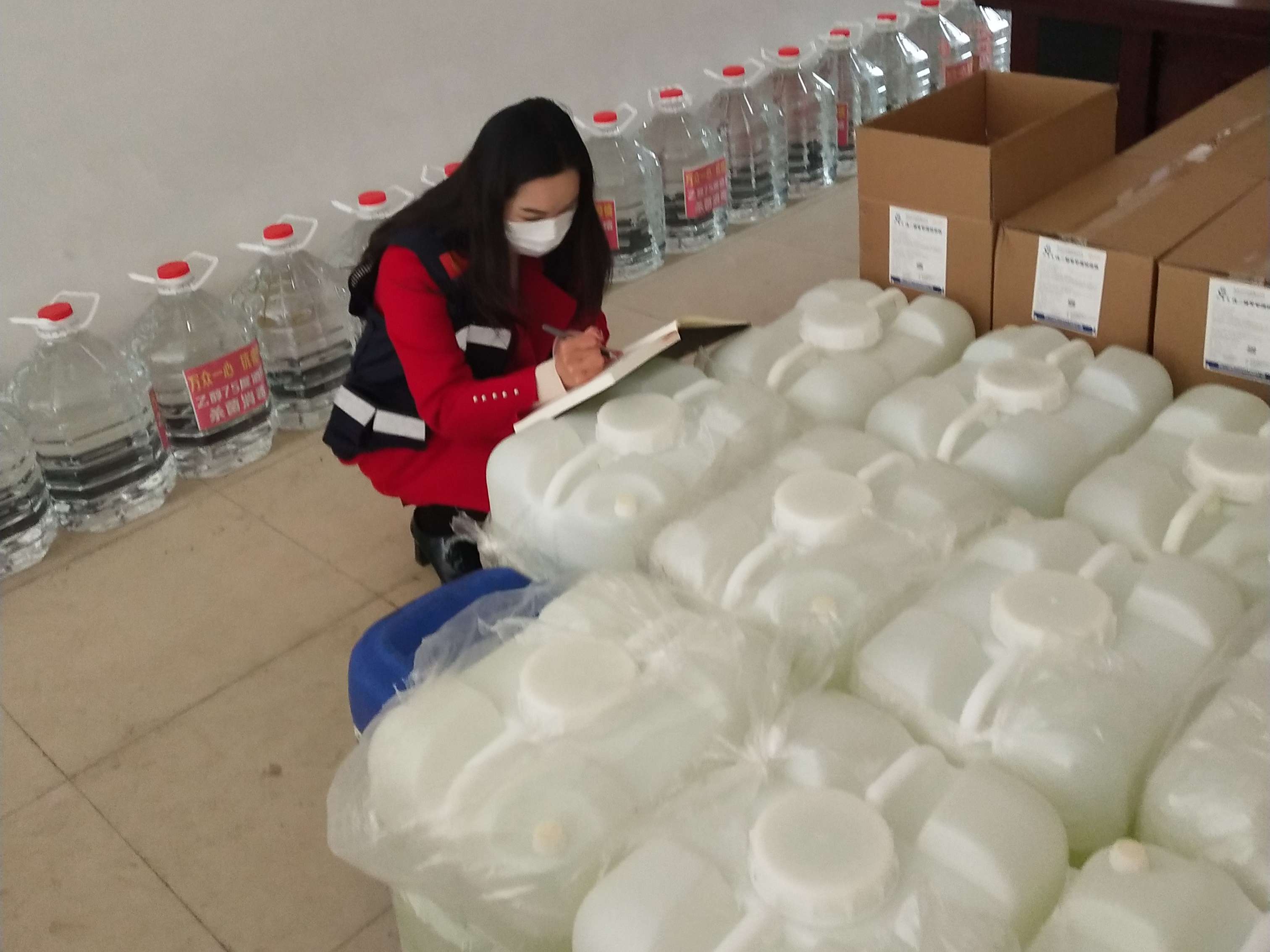 区应急管理局危化股负责人贾仕萍正在清点防疫物资.jpg