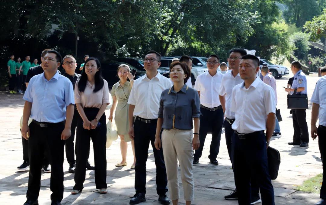 丹棱县委书记郭红调研老峨山恢复性开山筹备工作